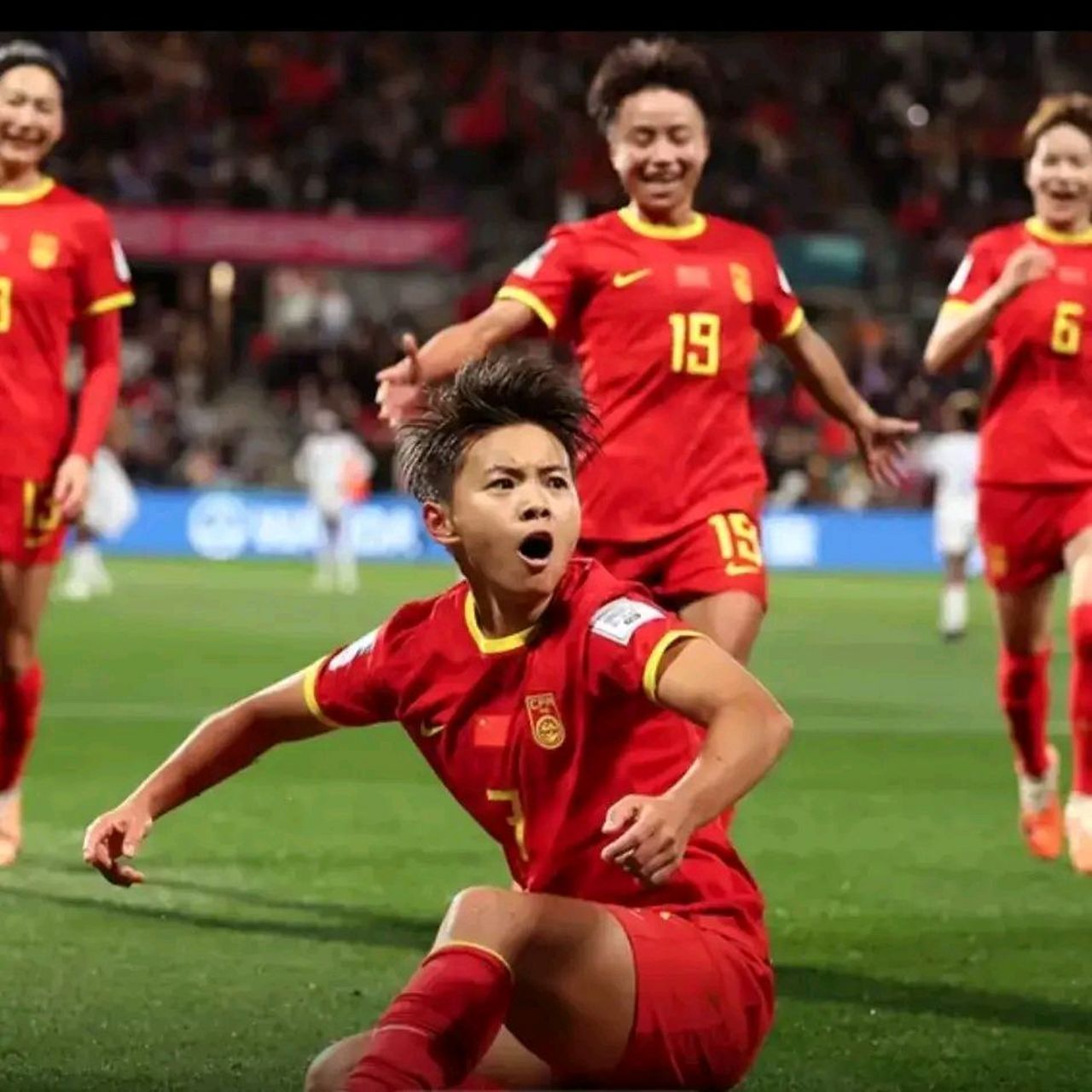 女足球员们在比赛中展现出色表现，受到赞誉