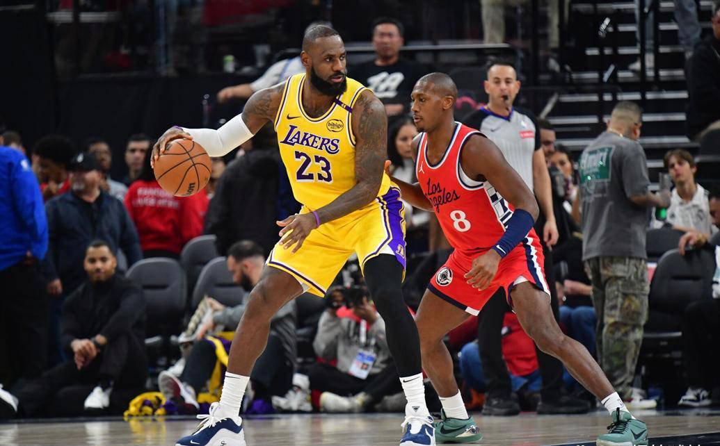 湖人在客场战胜掘金,詹姆斯三双表现 湖人在客场战胜掘金,詹姆斯三双表现