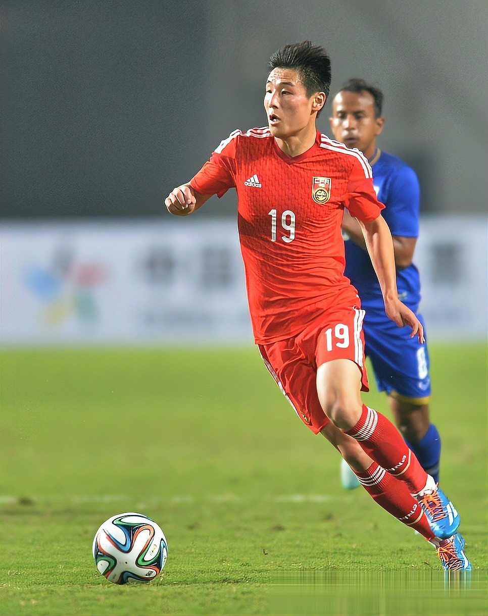 中国足球联赛夺冠热门浮现,实力雄厚球队崛起 中国足球联赛夺冠热门浮现,实力雄厚球队崛起