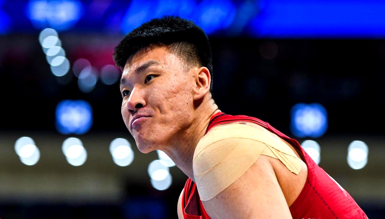 比赛结束后球员喜悦庆祝，士气高昂