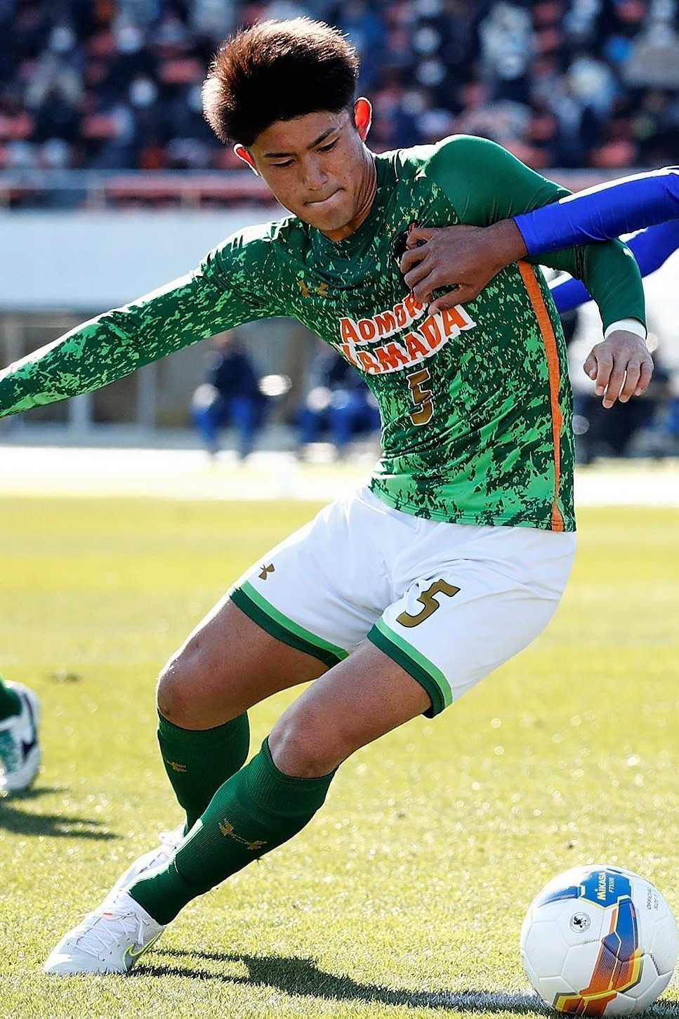 足球传奇球员重返操场