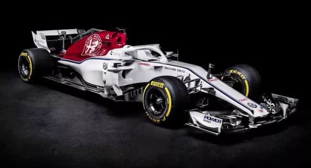 索伯车队绝杀红牛二队，塞恩斯带队取胜