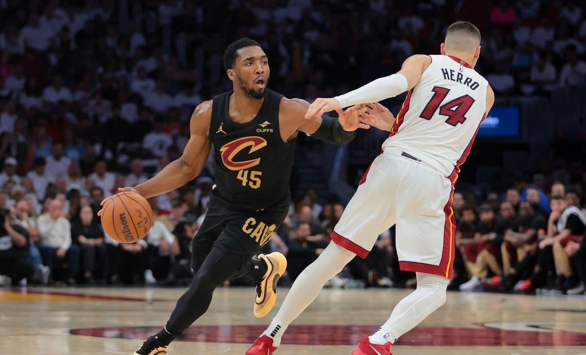 包含热火横扫四川队，米切尔高光表现的词条