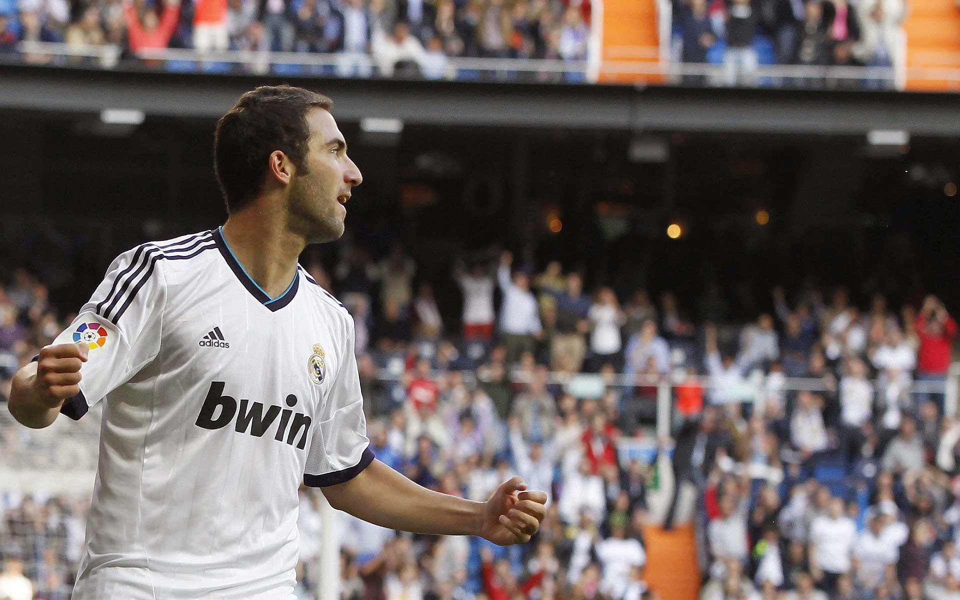 绿茵铁腰跨界狂飙,卡塞米罗在F1揭幕战上演哥斯达黎加式强压接管巴林