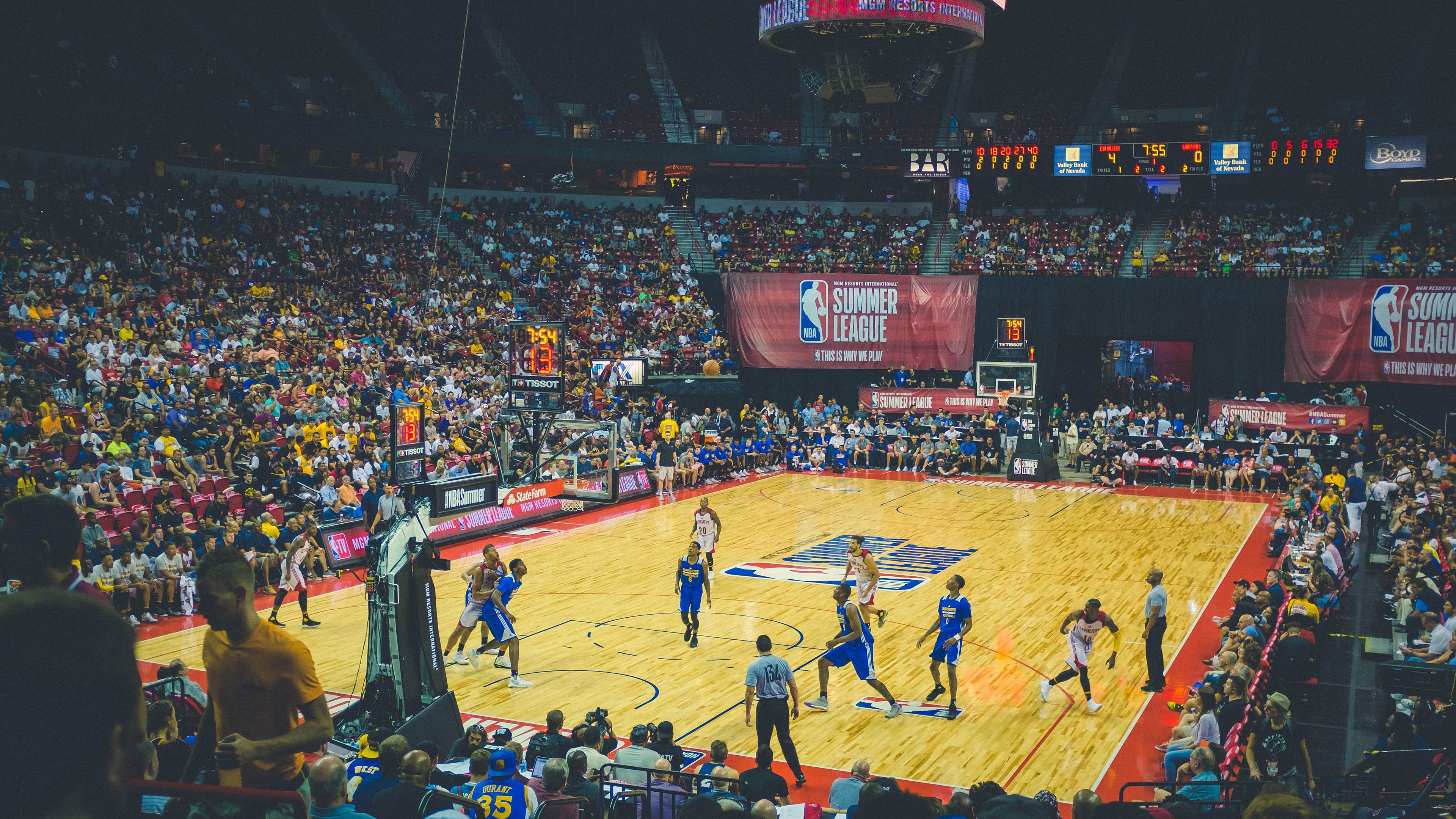 诺里斯一骑绝尘，哈斯黑马奔腾，一场颠覆预期的策略性碾压