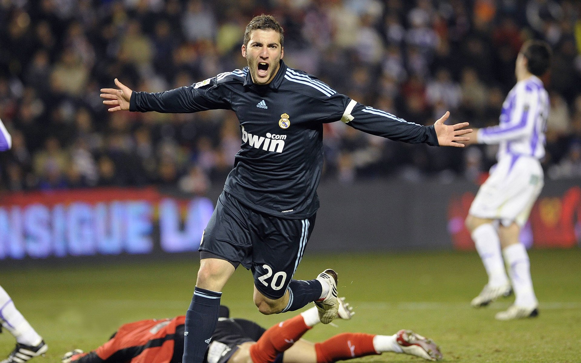 红牛王朝不可撼动，塞恩斯独舞抢镜，F1新格局下的冰与火之歌